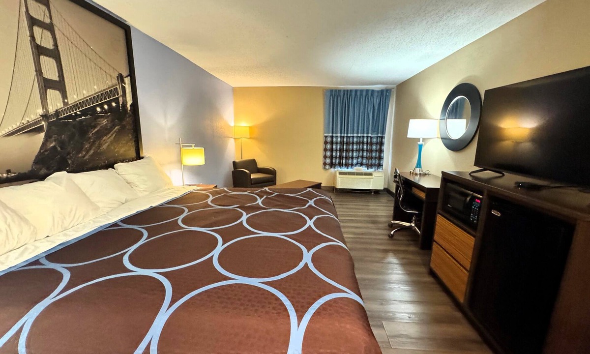 Booneville Hotel | Super 8 by Wyndham Booneville