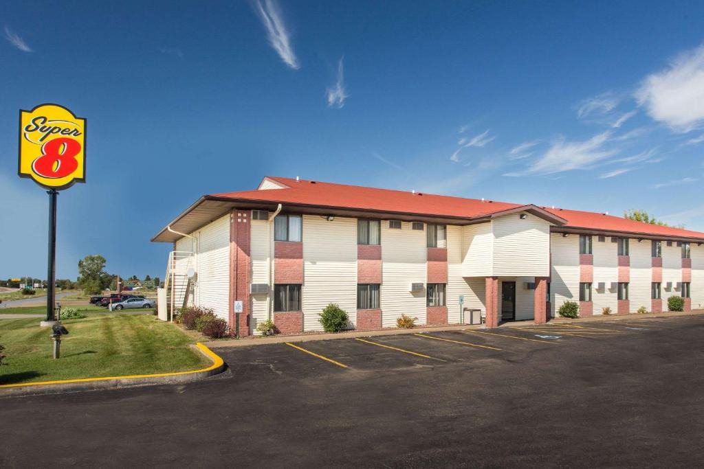 Eau Claire Hotel | Super 8 by Wyndham Eau Claire I-94