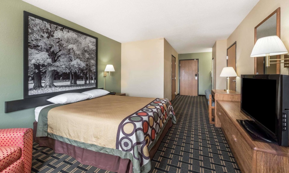 Greenville Hotel | Super 8 by Wyndham Greenville