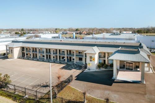 Greater Belhaven Hotel | Super 8 by Wyndham Jackson MS Near the Fairgrounds