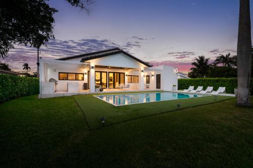 Ojus House | Super Modern Waterfront Paradise Near the Beach
