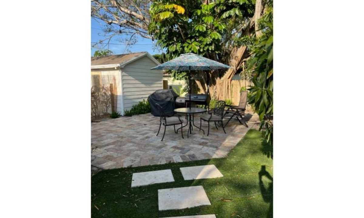 Mango Groves Cottage | Surf Inn our Beachy Cottage- King Bed w/Fenced Patio
