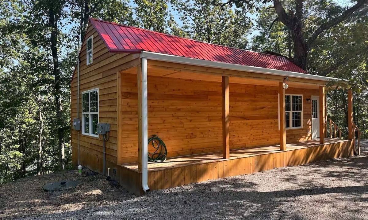 East Bernstadt Cabin | Sweet Cabin. Sleeps 6. Bedroom Queen Bed 2, Loft Two Twin Beds, Queen Sofa 2.
