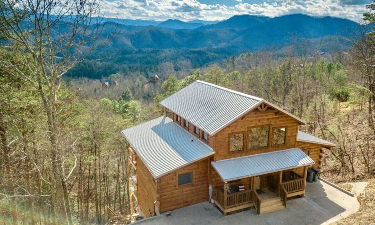 Sevierville Cabin | Sweet Mtn Retreat with Theater, Game Room with Ping Pong, Amazing Mtn Views, EV