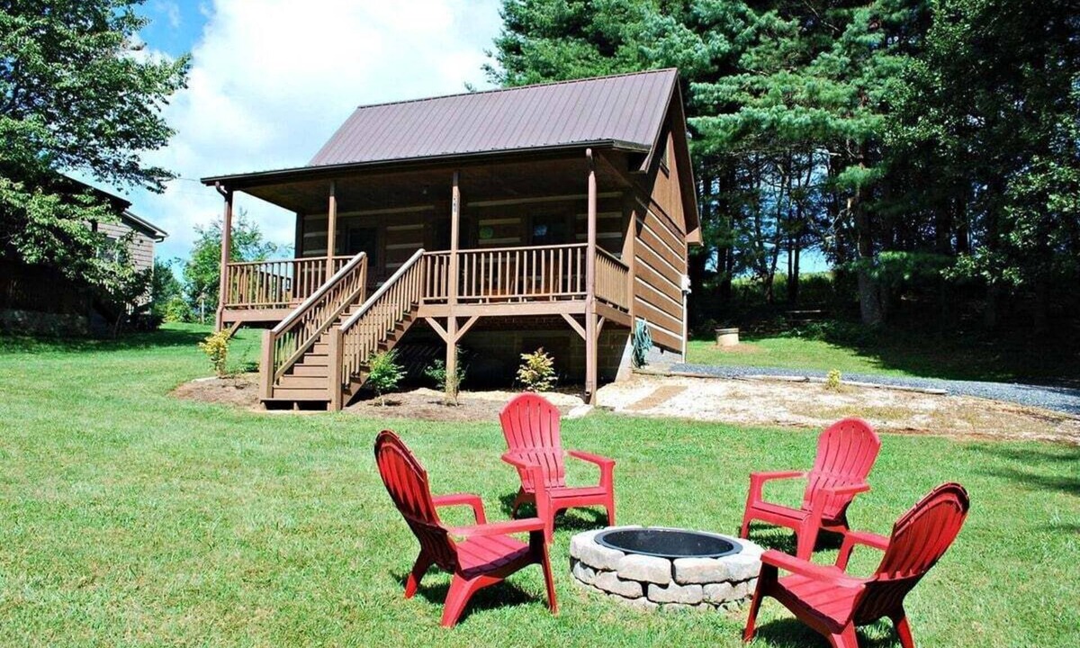 Jefferson Cabin | Sweet Retreat-NC cabin with mountain & river views, firepit, Smart TV, River Tubes,