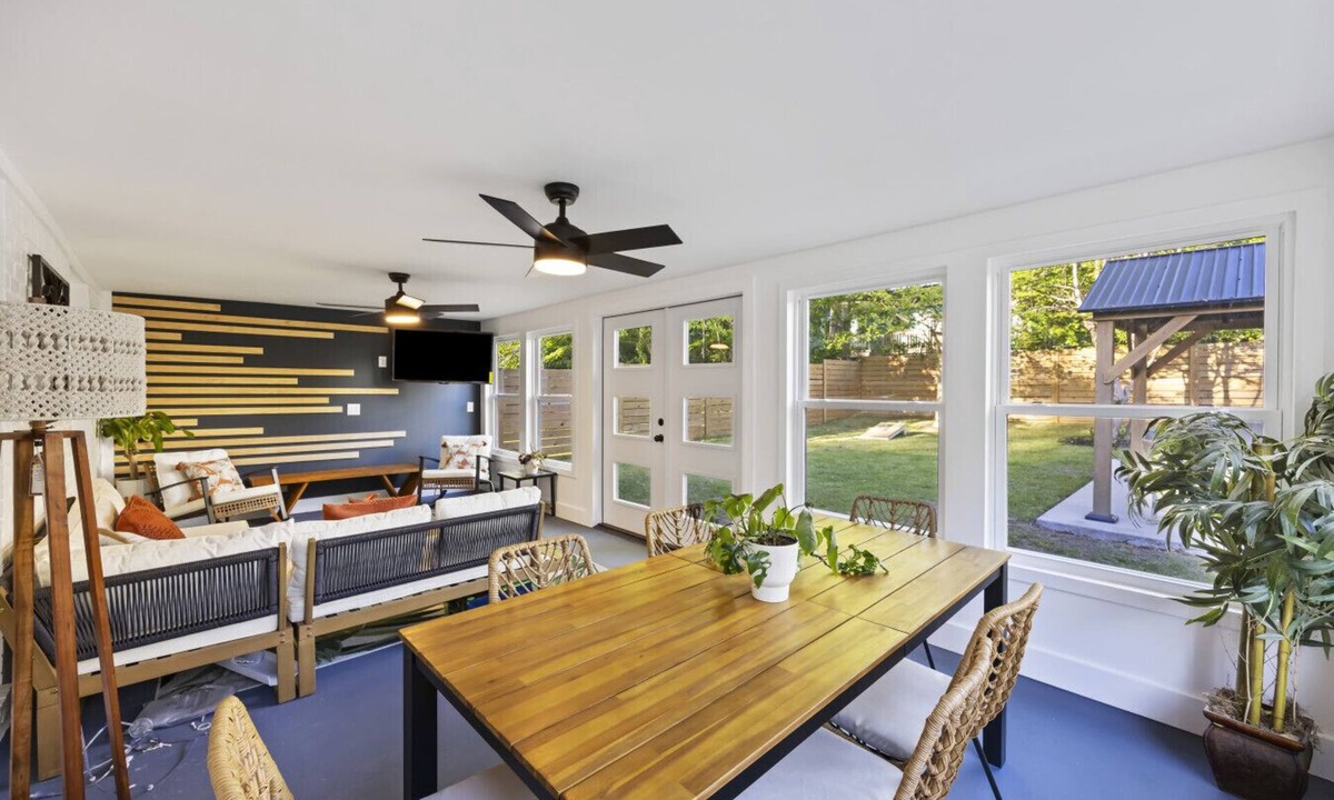 Columbia House | Tailgaters paradise, grill, game room, sunroom-large backyard!