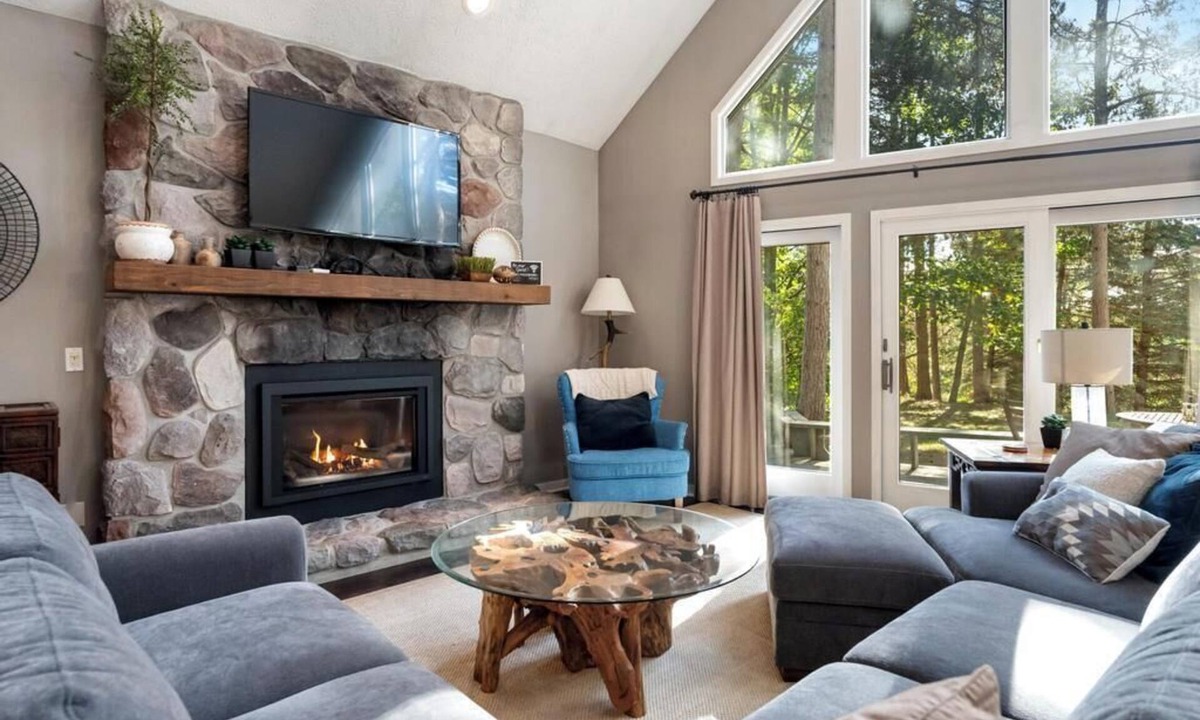 Thompsonville Ski Chalet | Tall Pines Escape at Crystal Mountain! Walk to Resort!