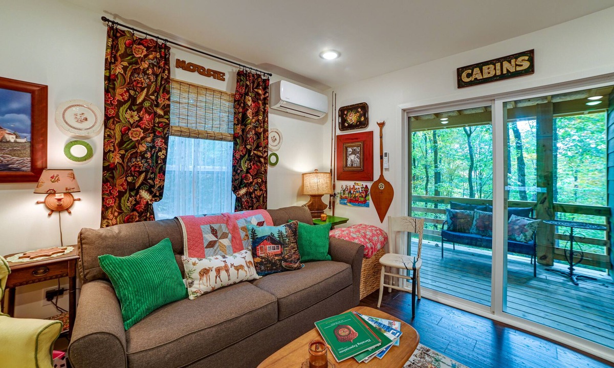 Dover Cottage | Tennessee Escape w/Hot Tub & Fire Pit!