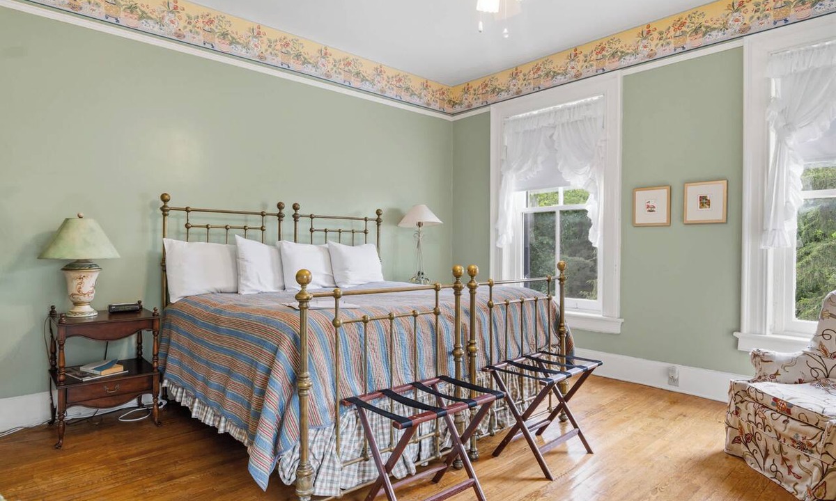 Dublin Bed & Breakfast | The Auntie Black Suite Historic Rockwood Manor
