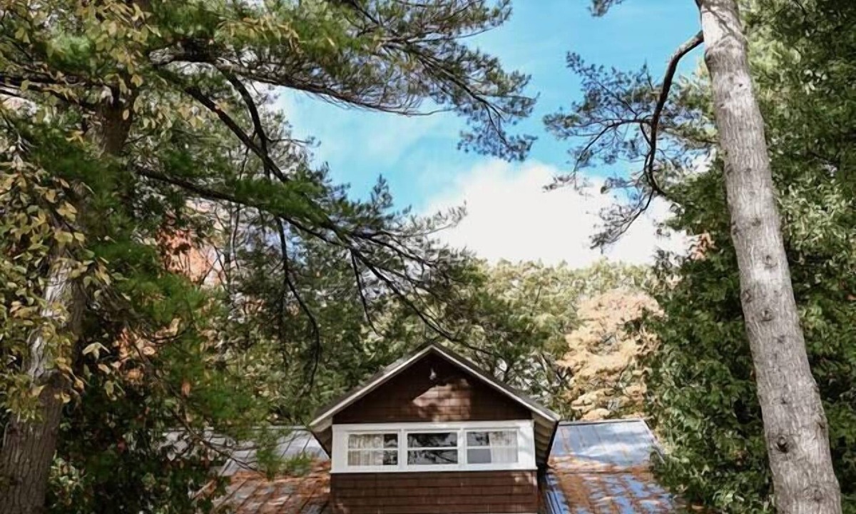 Leland House | The Ball Cottage overlooking Lake Leelanau