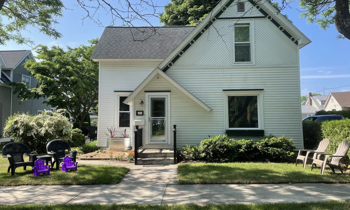 Charlevoix House | The BEST Location in Charlevoix/Historic 1870 Home/4 BR/Private Driveway