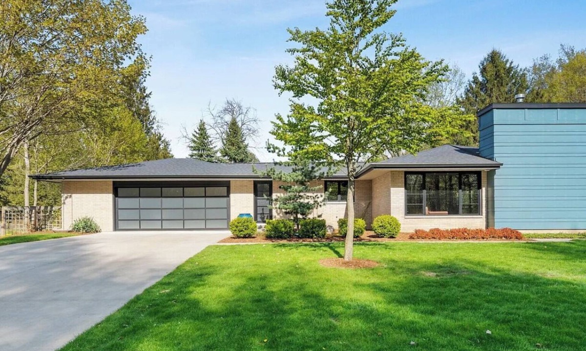 Douglas House | The Blue Moon — Mid-century modern near the shore