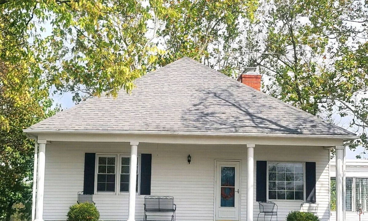 Dry Ridge House | The Bluebell Farmhouse/The Ark 8.6 miles/Walmart 3 miles/CLEAN!
