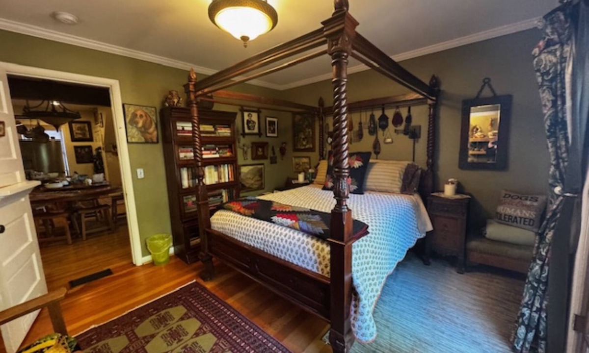 Old West Side Bed & Breakfast | The Burnt Toast Inn- Green Room