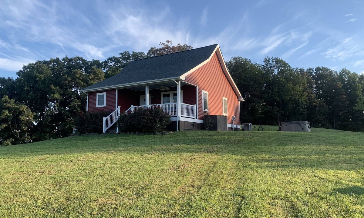 Peaks House | The Cabin at Sheep Creek: Private cabin/farmhouse with gorgeous views.