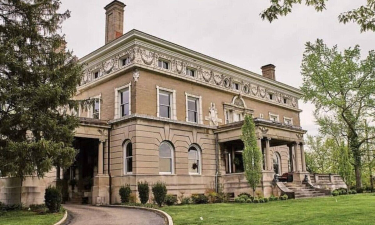 Roselawn Finance Apartment | The Carriage House Loft at Marion Hall Mansion
