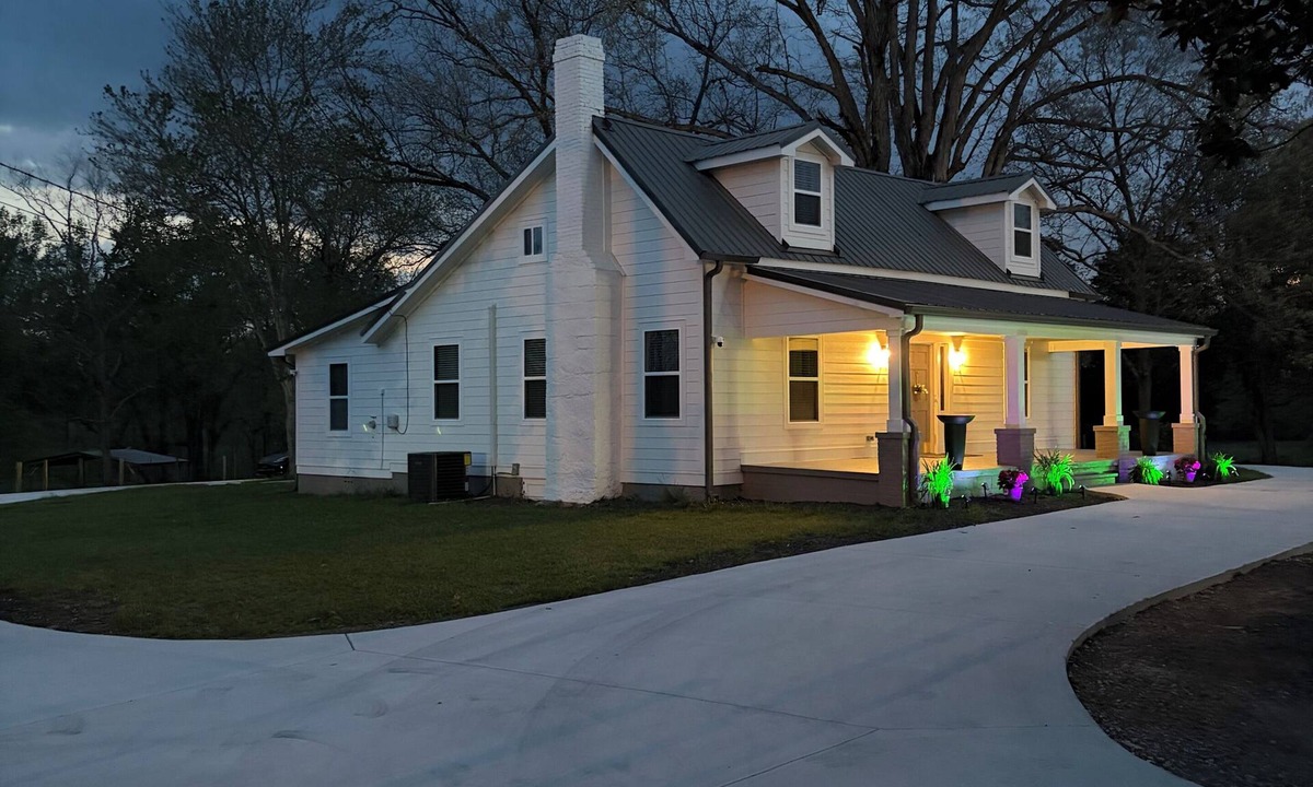 Farmington House | The Corner 82/High End Nature Escape King beds