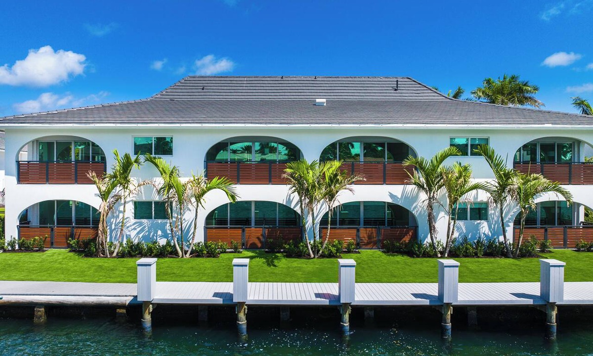 Boca Raton Apartment | The Courtyard - Poolside Suite in Boca