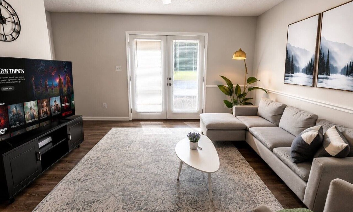 Shannon Villa | The Crestline Stay | Hoover Townhome 2BR U4