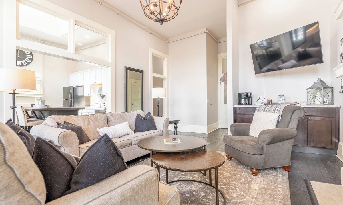 Livingston Apartment | The Cullom-2BR Gem in the Heart of Town