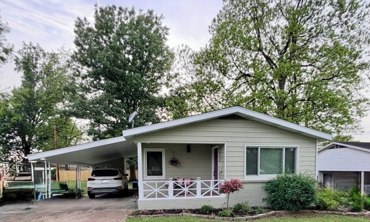 Dexter House | The Cutie Patootie on Helen- Cute, Cozy, Comfortable - 3 BR Home in Dexter, MO