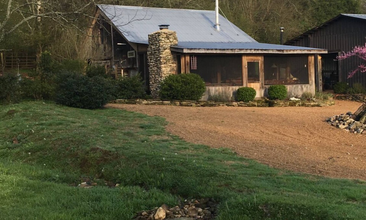 Lincoln County Cottage | The Dairy Barn-A Family Friendly Cabin That Sleeps 12! Pets Allowed!