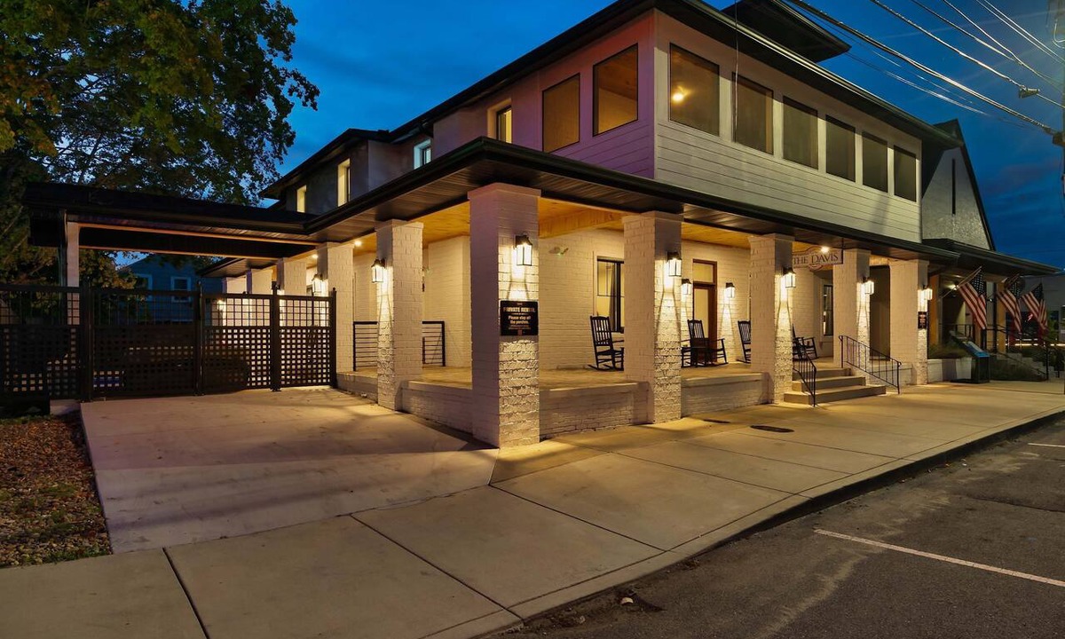 Sevierville House | The Davis, Luxury Retreat Villa 1-Block from Dolly
