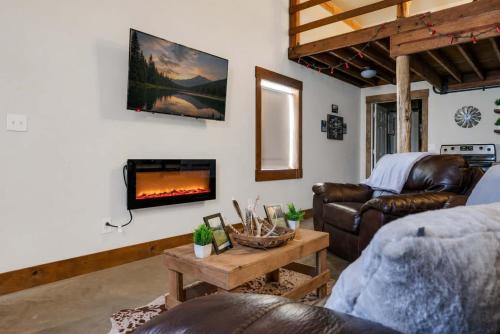 Goodlettsville House | The Den at J-Barn - Secluded Retreat