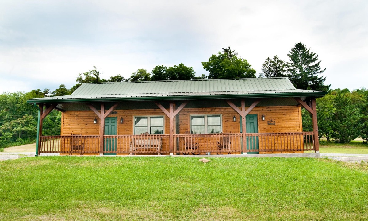 Flintstone Ski Chalet | The double cabin has 2 queen beds, 1 king bed, 1 sleep sofa for 1 child. Cabin has common porch and each unit has a private entrance.