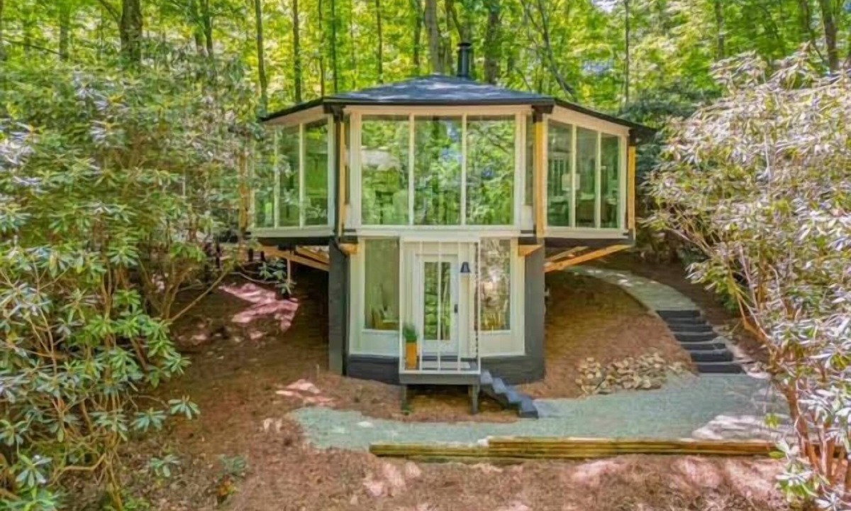 Hillsville House | The Enchanted Nook- Romantic Retreat