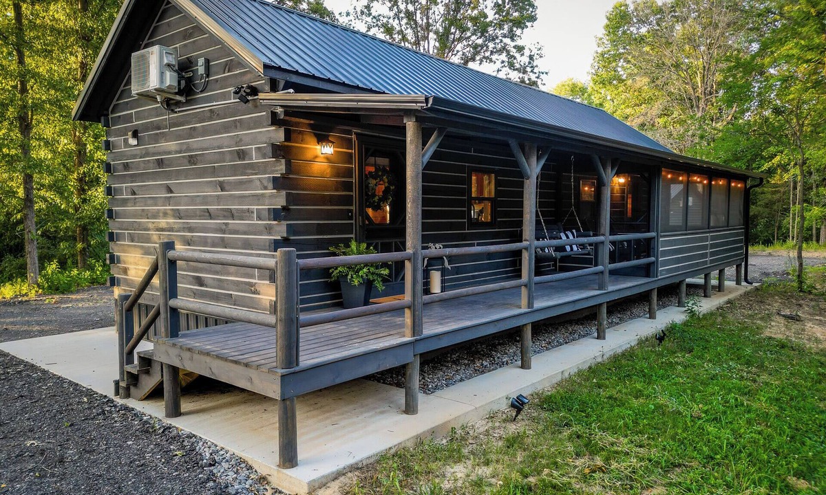 Akin Cabin | "The Fieldhouse" Luxury Tiny House close to Oasis sports complex!