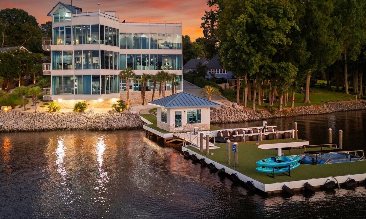 Terrell House | The Glass Mansion w/Optional Boat Rental