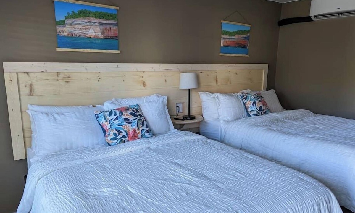 Munising Hotel | The Greenland Motel - Room No.1