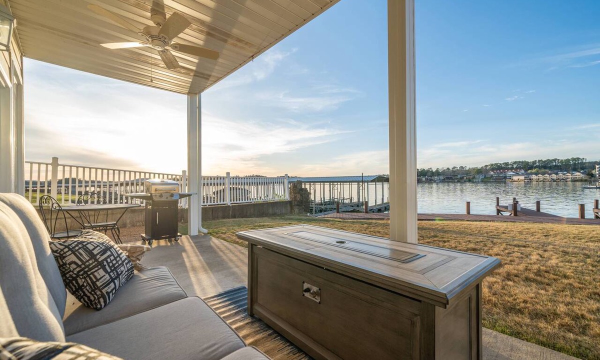 Lake Hamilton Condo | The Haven on Hamilton: Charming Pet-Friendly Lakefront Condo w/Porch, Dock Access & Stunning Views!
