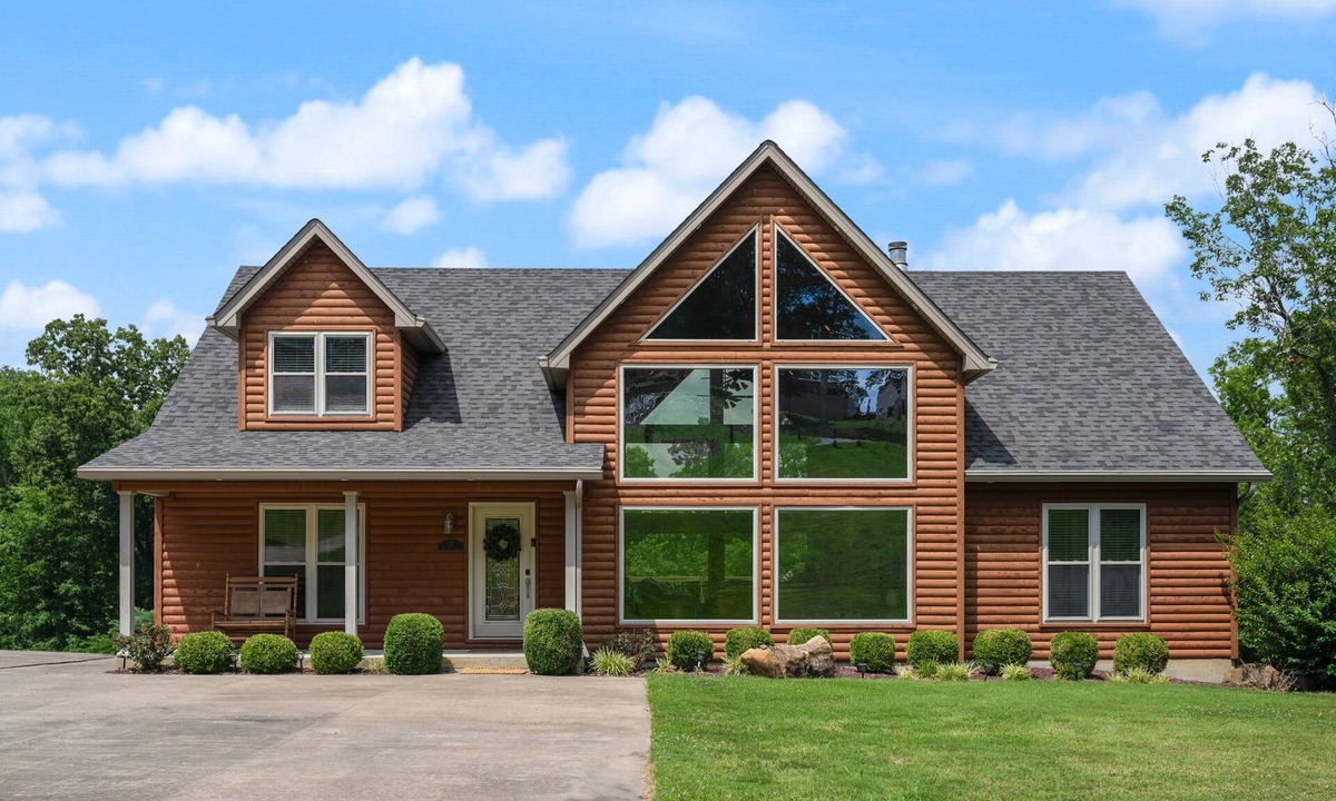 Clarkson House | The Hawk's Nest, 2 Acre 7 Bedroom 5 bath property with 15 beds.