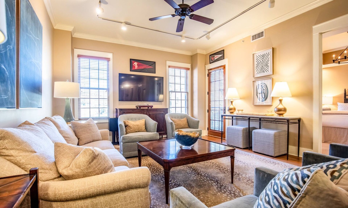 Oxford House | The HC, 2BR Luxe Condo by Velvet Ditch Villas