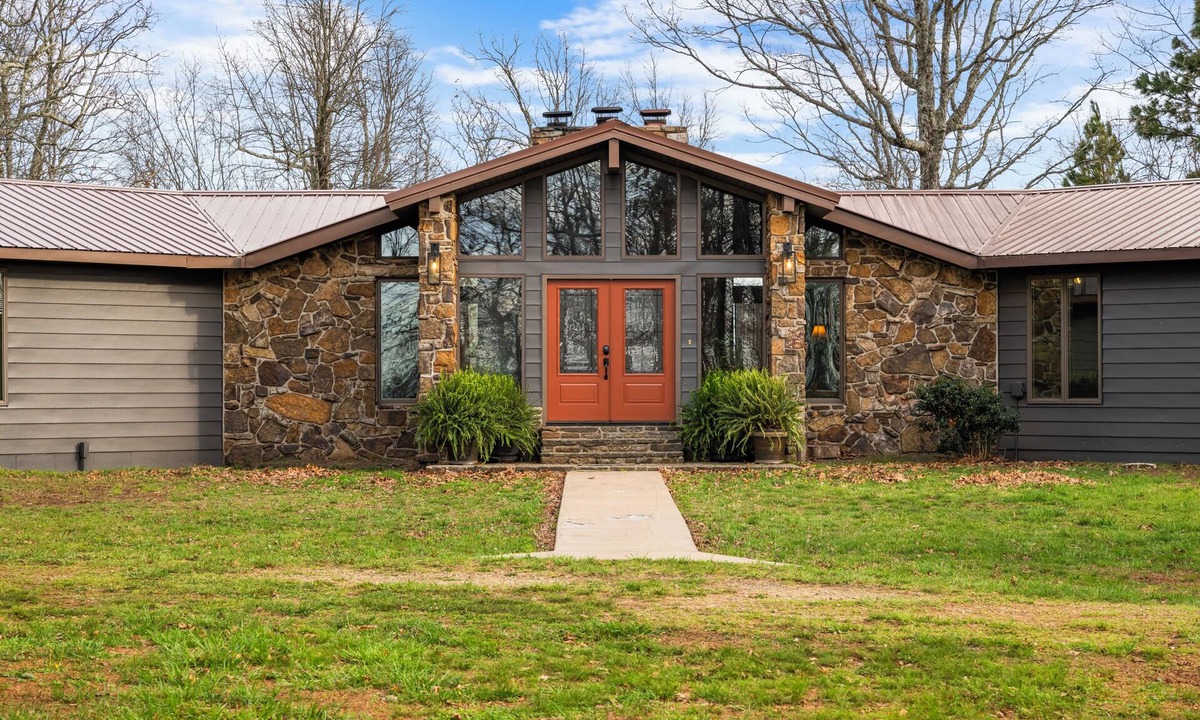 Dennard Cabin | The Lodge offers stunning 360° views of the Ozark Mountains!