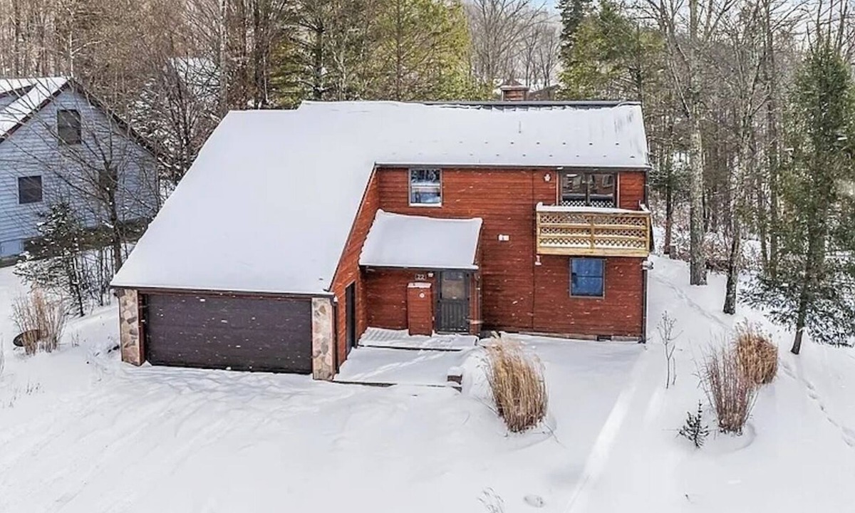 Northface House | The Magic Teacup: Steps from the Slopes and Trails!