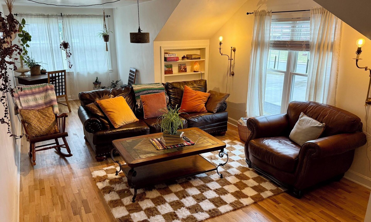Carmi Apartment | The Main Street Loft in Carmi, IL - spacious, artsy, comfortable - sleeps 8