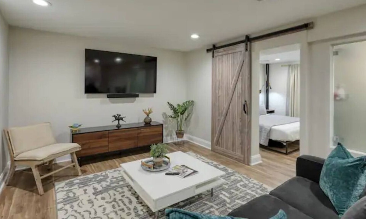 Crescent Hill Apartment | The Oxford