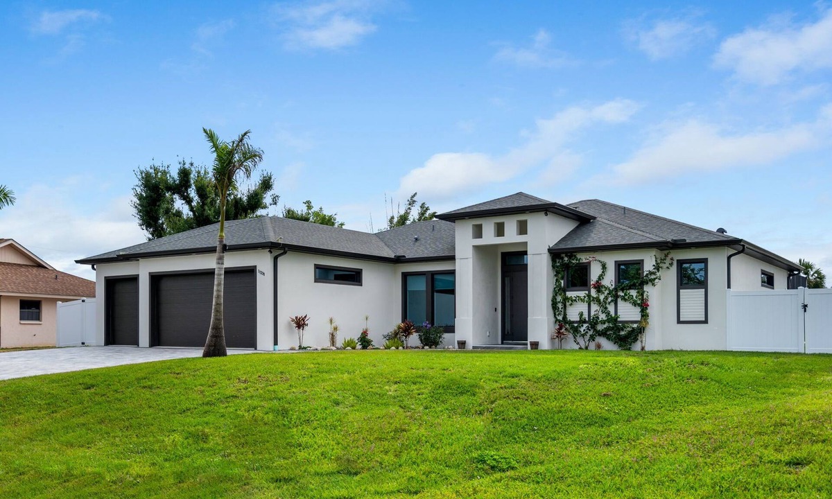 Englewood East House | The perfect retreat with a canal view