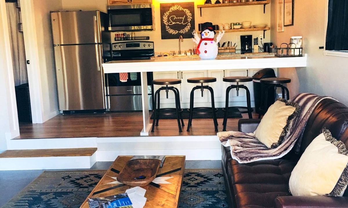 Harrison Apartment | The Pines Studio North Beautifully Decorated Minutes to the Buffalo River
