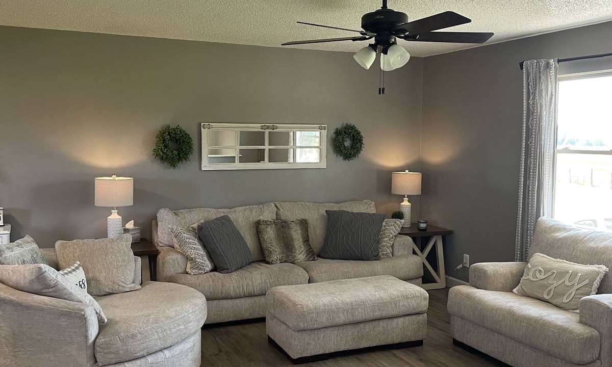 Doe Run House | The Queen Bee Farm Stay/Hot tub