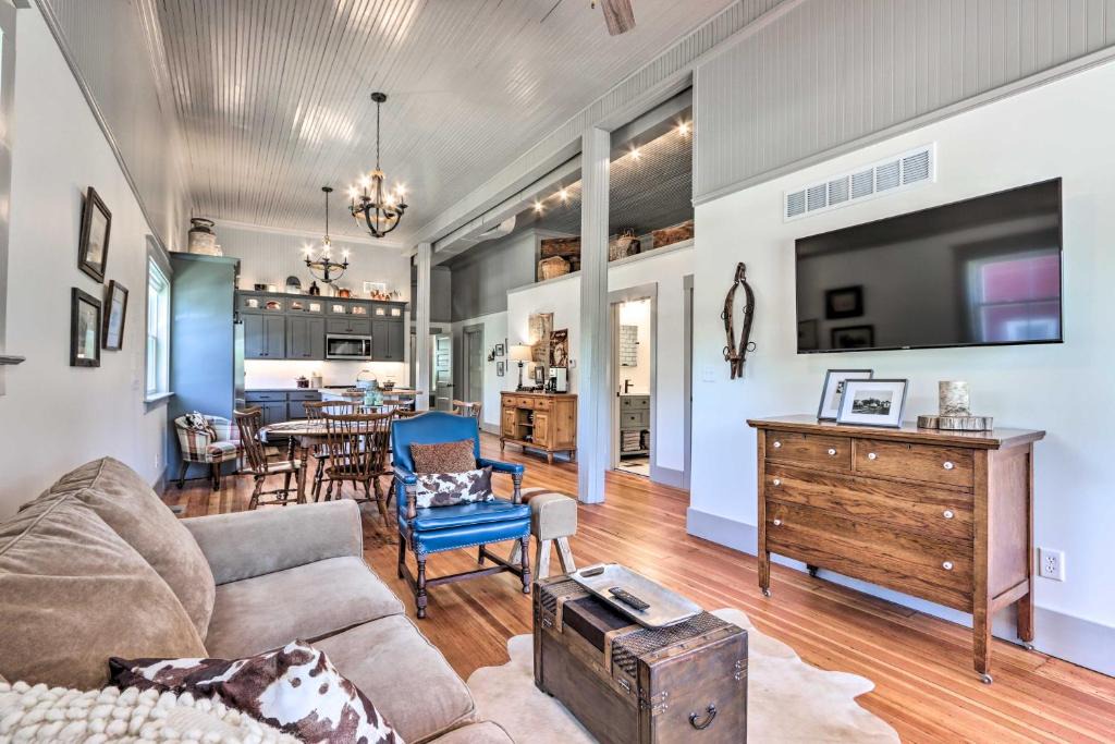 Defiance Apartment | 'The Ruebling House': Bright, Modern, & Renovated!