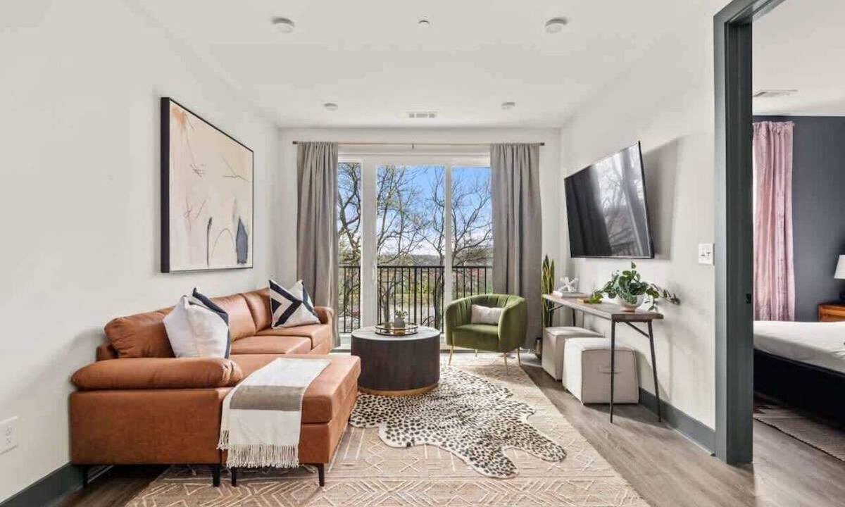 Rolling Mill Hill Apartment | The Sobro Suite - 6 Beds + 6 blocks to Broadway!