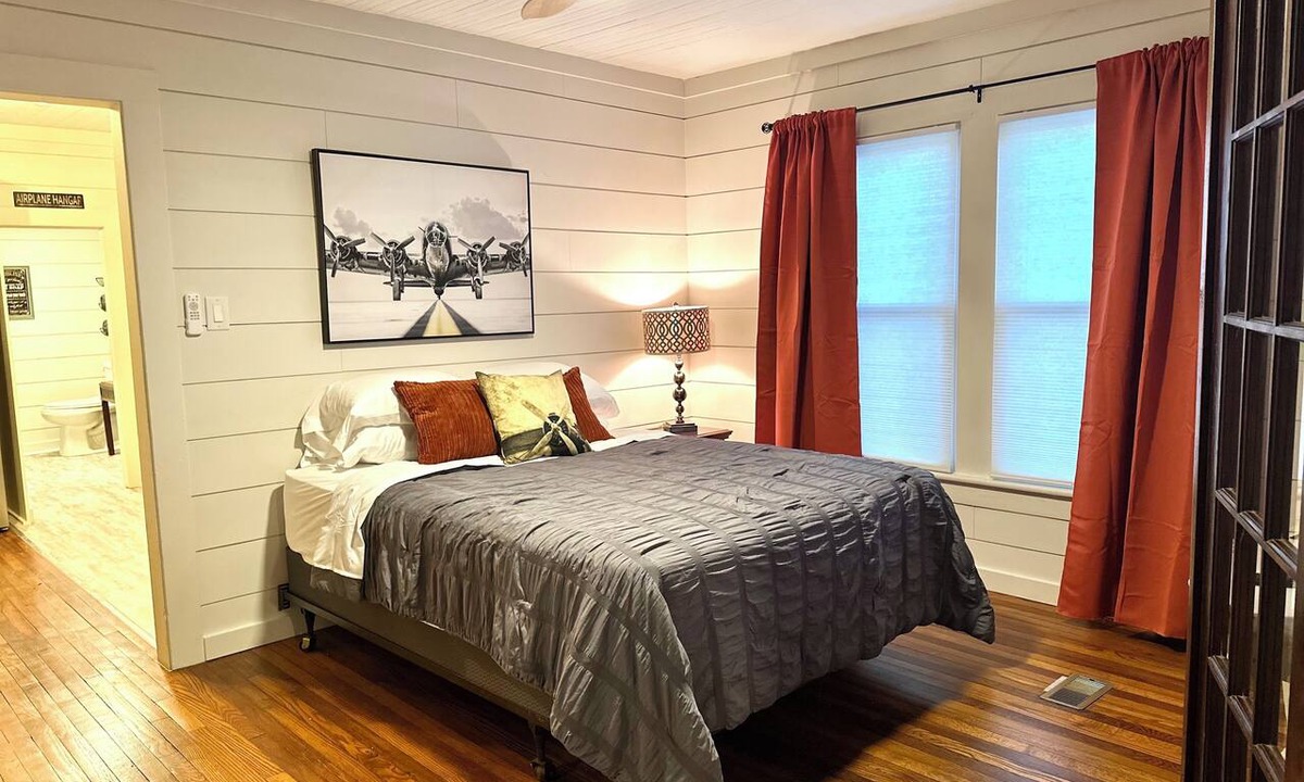 Long View Apartment | The Spruce Goose apartment, near aviation museum, The Spruce Goose