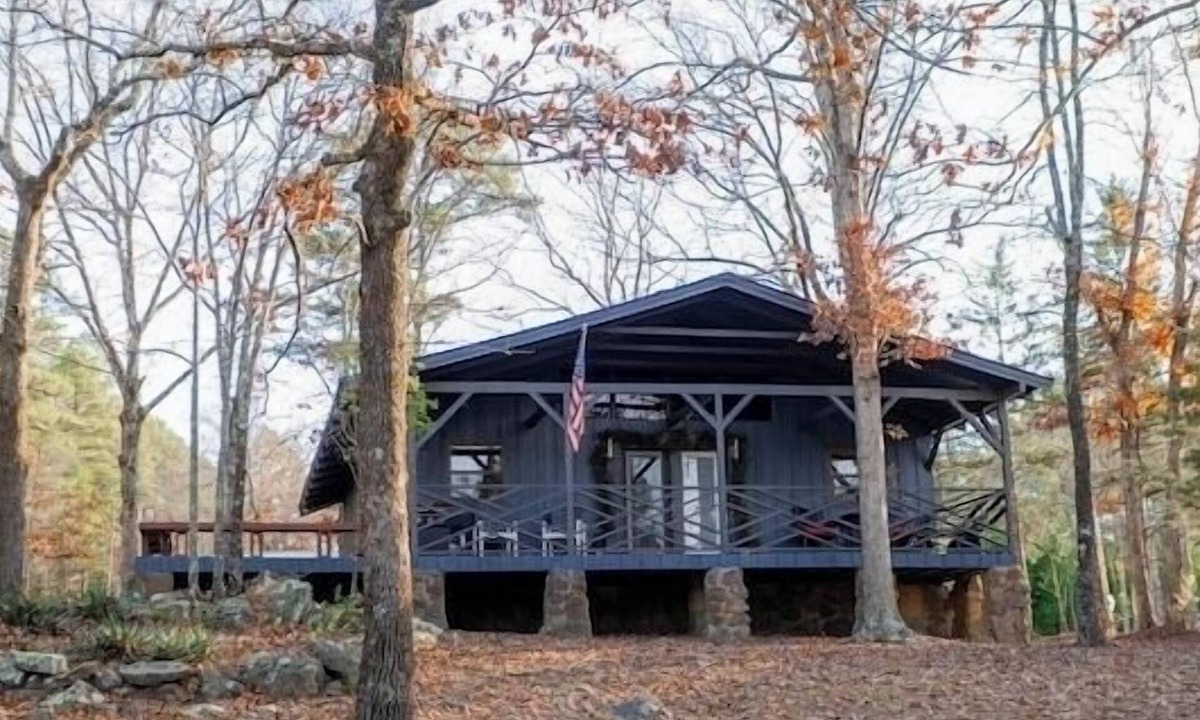 Higden House | “The Sugarloaf Mountain Cabin” A Charming Lakefront Escape!