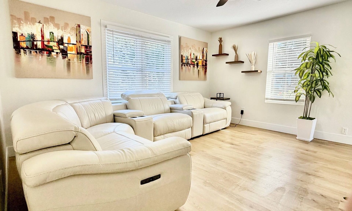 North Trail House | The Tree House 5 min to beach, airport, Downtown