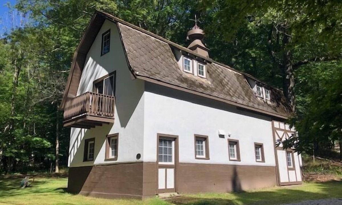 Ludington House | The Tudor Barn - Tudor Style Barn House. Sleeps 5!