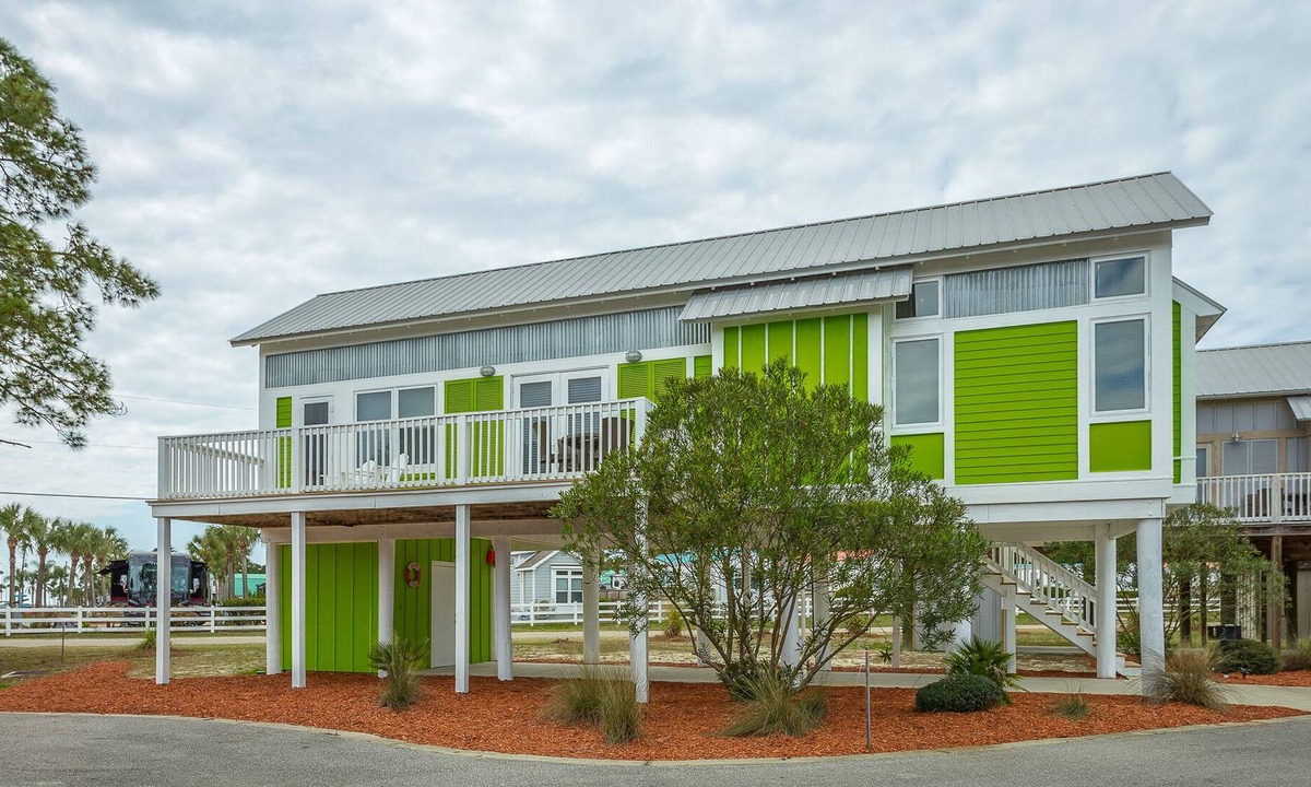 Carrabelle Cottage | "The Turtle Shell" 1BR/1BA $175 per night, sleeps 4, across from the beach!